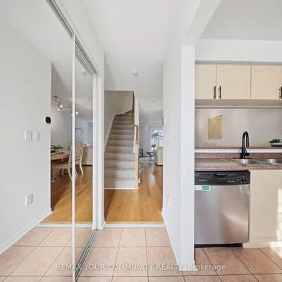 210,&nbsp;Manitoba, Mimico, Toronto