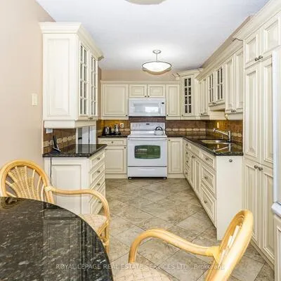 250,&nbsp;Scarlett, Rockcliffe-Smythe, Toronto
