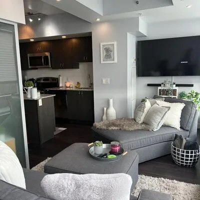 11,&nbsp;Superior, Mimico, Toronto