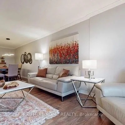820,&nbsp;Burnhamthorpe, Markland Wood, Toronto