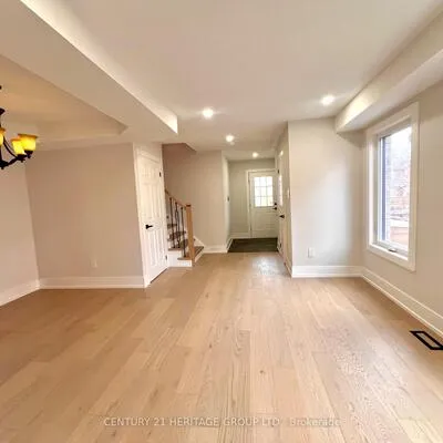 100,&nbsp;Woodroof, Bayview Wellington, Aurora