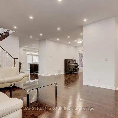 201,&nbsp;Bilbrough, Bayview Northeast, Aurora