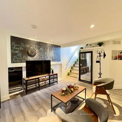 22,&nbsp;Cedar, Aurora Village, Aurora