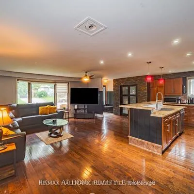 4,&nbsp;Devins, Aurora Heights, Aurora