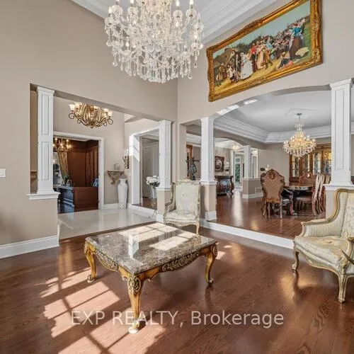 Premium freehold home for sale: 22, Longthorpe, Bayview Southeast, Aurora