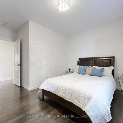 211,&nbsp;Touch Gold, Bayview Southeast, Aurora