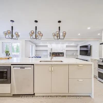352,&nbsp;Kennedy, Aurora Heights, Aurora