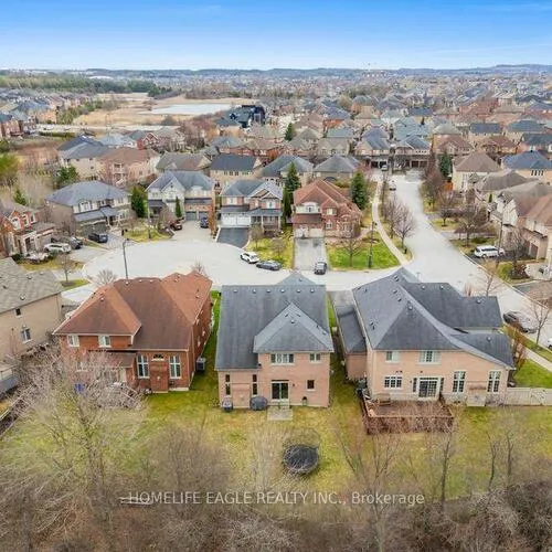 Premium freehold home for sale: 10, Fields, Bayview Northeast, Aurora