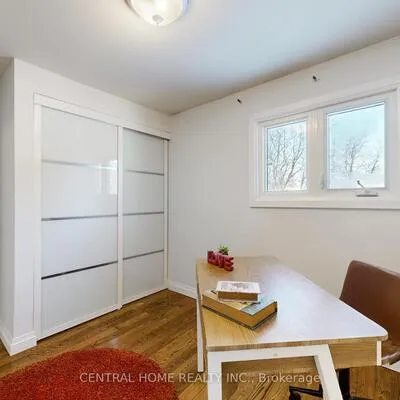 30,&nbsp;Moffat, Aurora Heights, Aurora