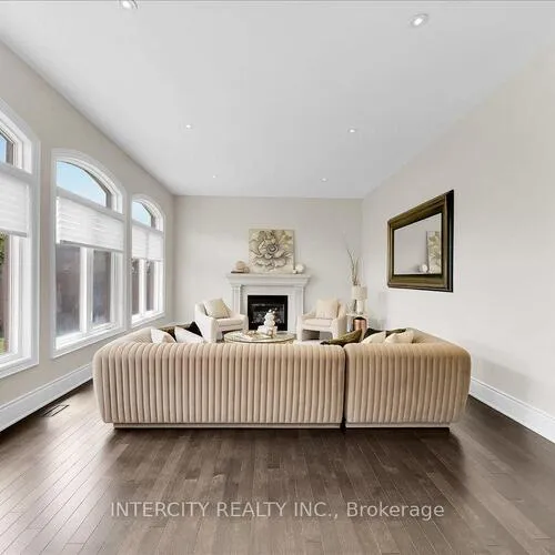 Premium freehold home for sale: 233, Carisbrooke, Bayview Southeast, Aurora