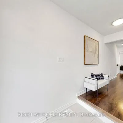 80,&nbsp;Barr, Bayview Northeast, Aurora