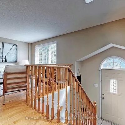 48, Jones, Grove East, Barrie