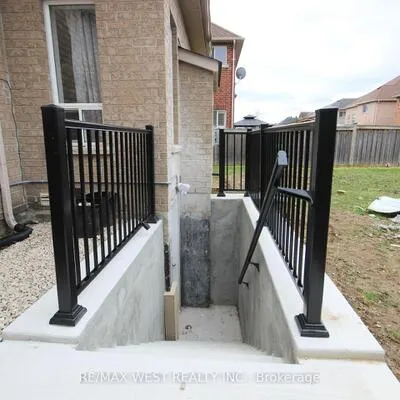152,&nbsp;The Queensway, Innis-Shore, Barrie