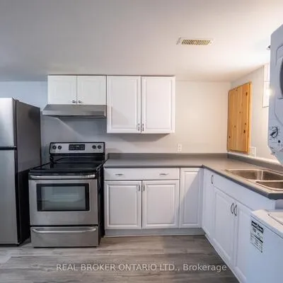 32,&nbsp;Grove, Queen's Park, Barrie