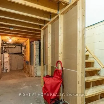180,&nbsp;Blake, 400 East, Barrie