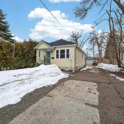 32,&nbsp;HENRY, Queen's Park, Barrie