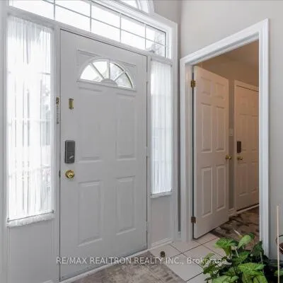 44,&nbsp;Columbia, Holly, Barrie