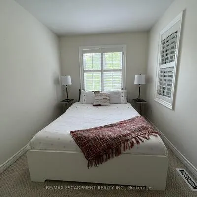 210,&nbsp;Owen, Wellington, Barrie