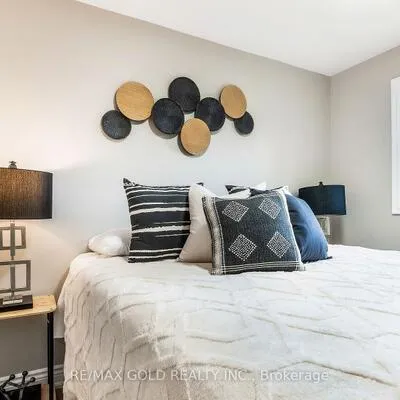 27,&nbsp;Sylvia, Grove East, Barrie
