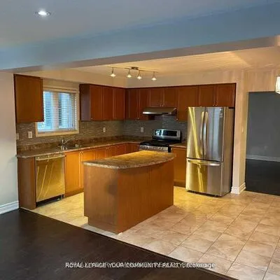 122,&nbsp;Russel, Bradford, Bradford West Gwillimbury