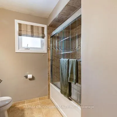 101, Crown, Bradford, Bradford West Gwillimbury