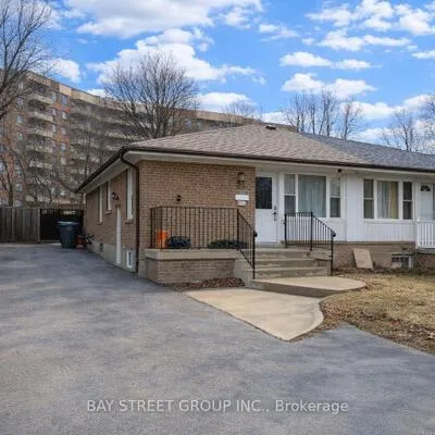 56,&nbsp;Corby, Downtown Brampton, Brampton