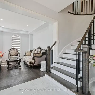 72,&nbsp;Village Lake, Bramalea North Industrial, Brampton