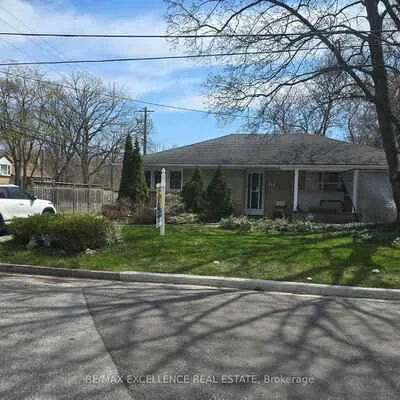 17,&nbsp;Armstrong, Downtown Brampton, Brampton