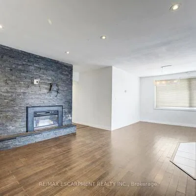 16,&nbsp;Woodward, Brampton North, Brampton