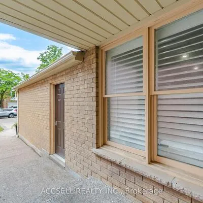 32,&nbsp;Niles, Westgate, Brampton