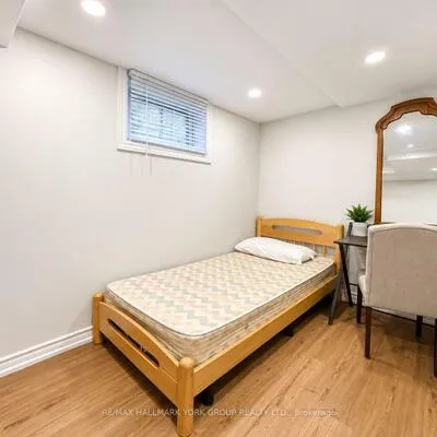 22,&nbsp;Thorne, Aileen-Willowbrook, Markham