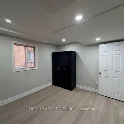 5323, Red Brush, Hurontario, Mississauga