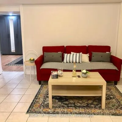 289,&nbsp;Laurentian, Hurontario, Mississauga