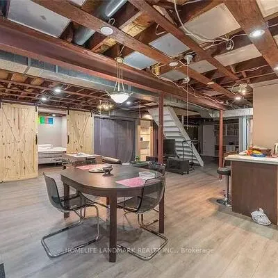 716,&nbsp;Savoy, Hurontario, Mississauga