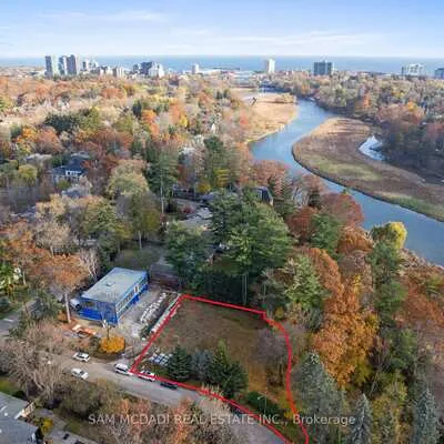 1470,&nbsp;Pinetree, Mineola, Mississauga