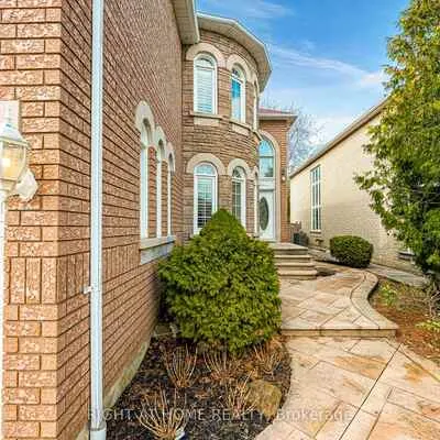 343,&nbsp;Bristol, Hurontario, Mississauga