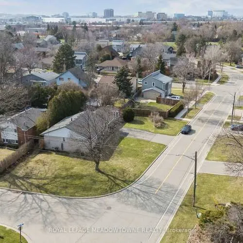 Premium freehold home for sale: 20, Plainsman, Streetsville, Mississauga