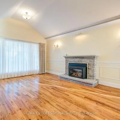 560,&nbsp;Meadow Wood, Clarkson, Mississauga