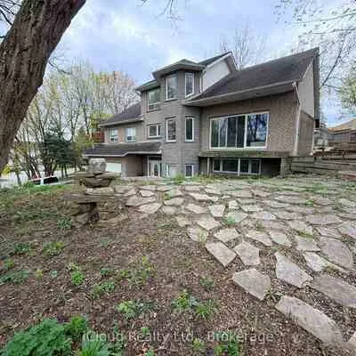 176,&nbsp;Wyndham, Streetsville, Mississauga