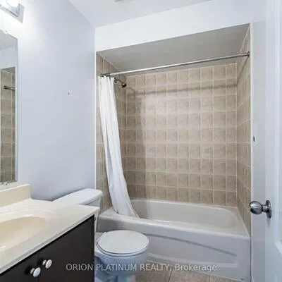 96,&nbsp;Thomas, Streetsville, Mississauga
