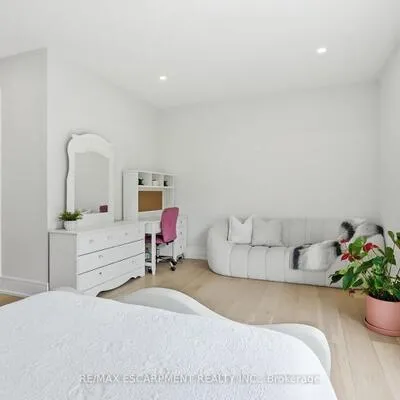 1544,&nbsp;Lochlin, Mineola, Mississauga