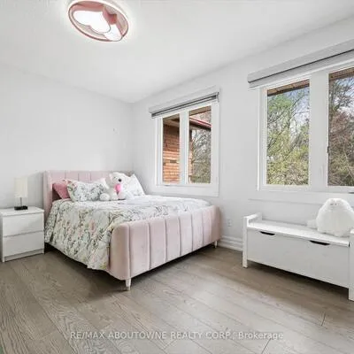 1194,&nbsp;Queen Victoria, Lorne Park, Mississauga