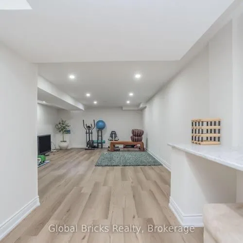 Premium freehold home for sale: 585, Candlestick, Hurontario, Mississauga