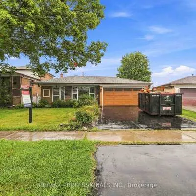 7449,&nbsp;Pickfair, Malton, Mississauga