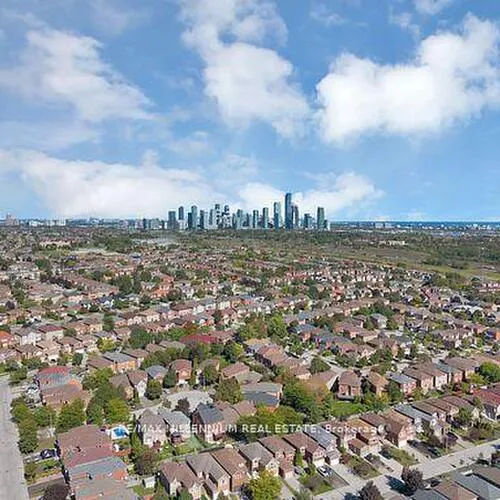 Premium freehold home for sale: 4165, Credit Pointe, East Credit, Mississauga