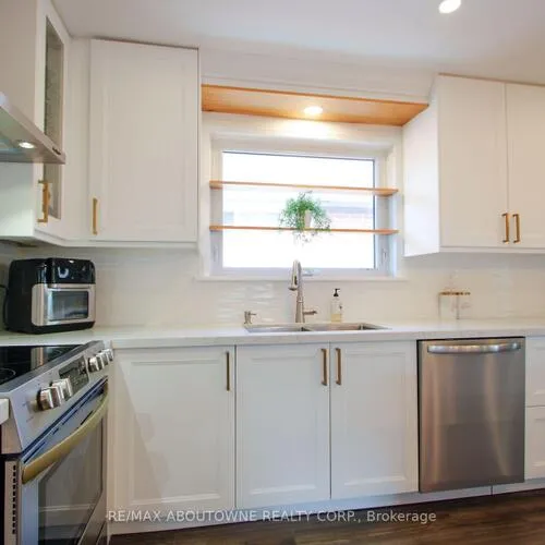 Premium freehold home for sale: 3302, Cardross, Applewood, Mississauga