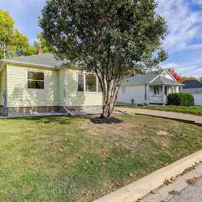 305,&nbsp;Andrew, Central Newmarket, Newmarket