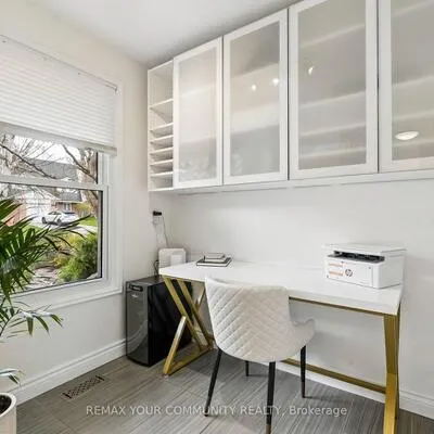 201,&nbsp;Lloyd, Central Newmarket, Newmarket