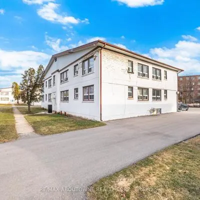1031, Churchill, 1003 - CP College Park, Oakville