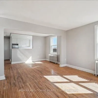 133,&nbsp;North Service, 1003 - CP College Park, Oakville